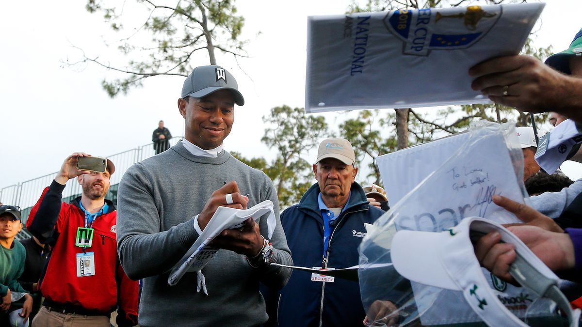 Tiger Woods otoczony przez kibiców podczas Vispar Championship (marzec 2018)