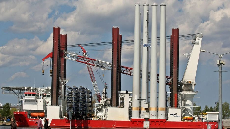 EDF Renouvelables wraz z partnerami oficjalnie zakończyła budowę pilotażowej farmy wiatrowej „Provence Grand Large” o mocy 25 MW. Zlokalizowana 17 km od wybrzeża Port‑Saint‑Louis‑du‑Rhône, inwestycja dostarczy rocznie energię dla ok. 45 000 gospodarstw domowych.