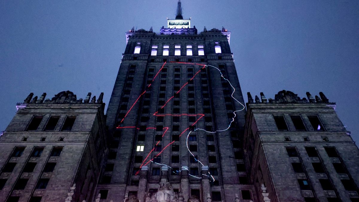 Strajk Kobiet: Na PKiN wyświetlono symbole protestu 1