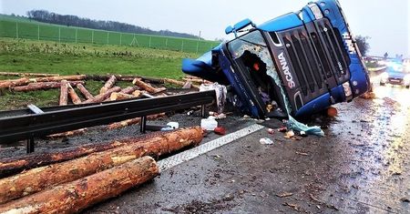 Wrocław. O krok od tragedii na A4. Rozsypane drewno przez pijanego kierowcę