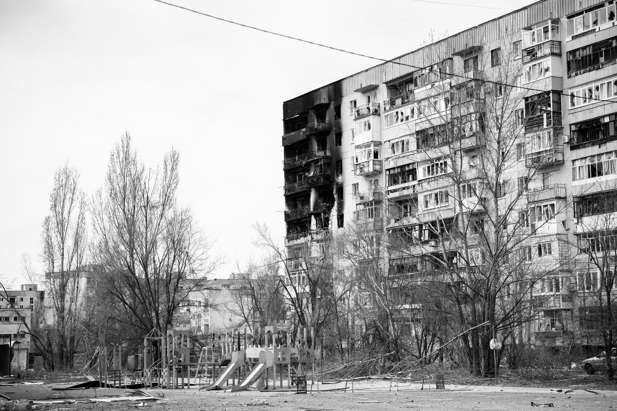 Nadpalony, zbombardowany blok w Siewierodoniecku