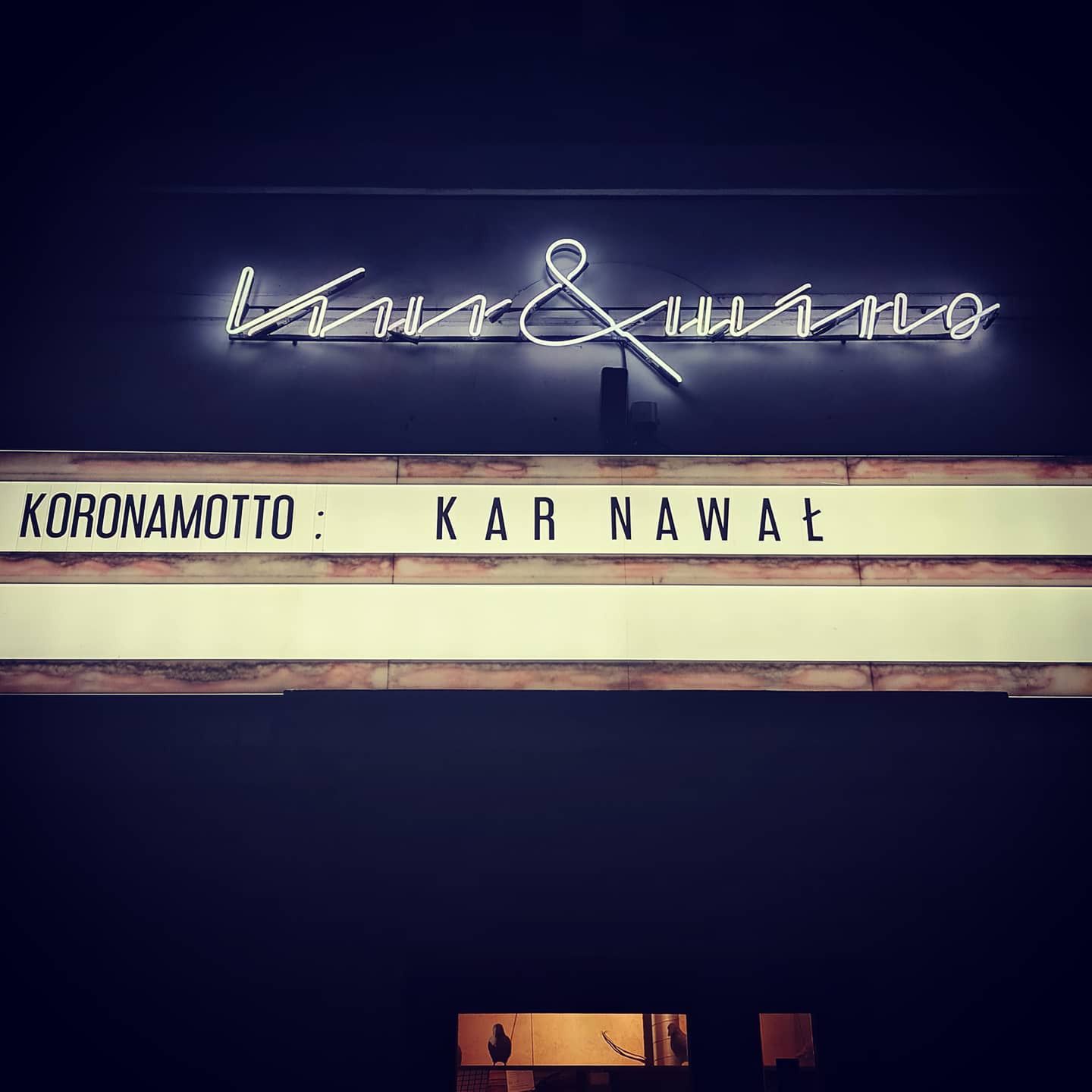 Kur&wino umeiszcza koronamotta nad drzwiami