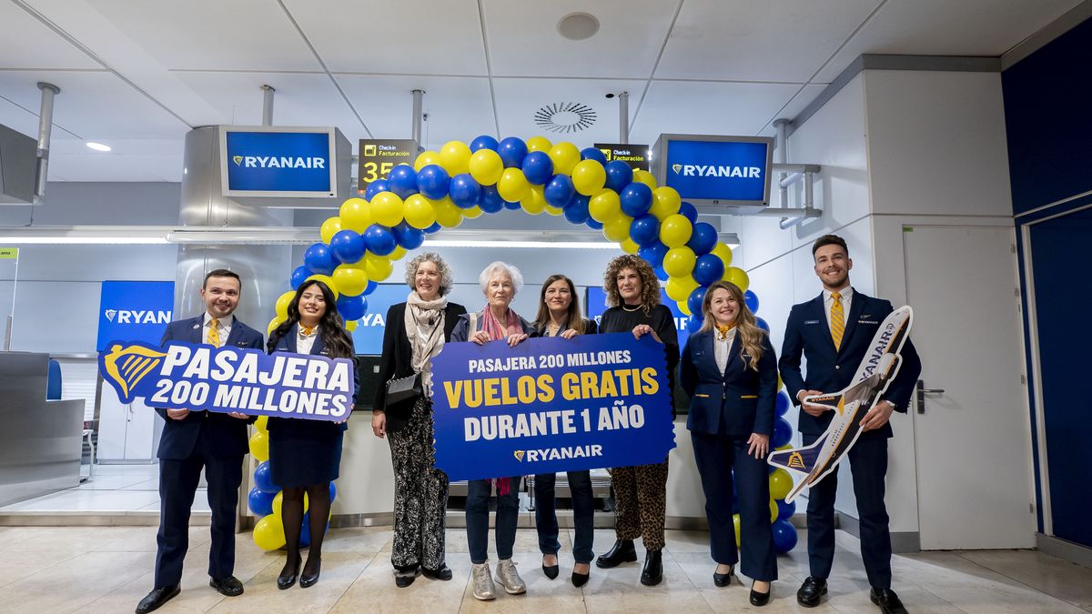 MADRID, SPAIN - MARCH 26: Ryanair's head of Spain and Portugal, Elena Cabrera (4r), 200 millionth passenger, Mieke Vos (4l), and her daughters, Helena Perez Vos (3l) and Mini Perez Vos (3r), during Ryanair's 200 millionth passenger celebration in Madrid, at Terminal T1 of Adolfo Suarez Madrid-Barajas airport, on March 26, 2025, in Madrid, Spain. Ryanair today celebrates reaching 200 million passengers in Madrid. (Photo By Alberto Ortega/Europa Press via Getty Images)