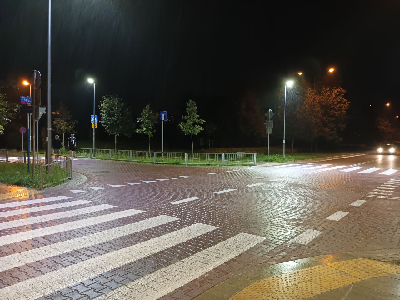 Tutaj tryb nocny zadziałał zgodnie z oczekiwaniami poprawiając widoczność padającego deszczu.