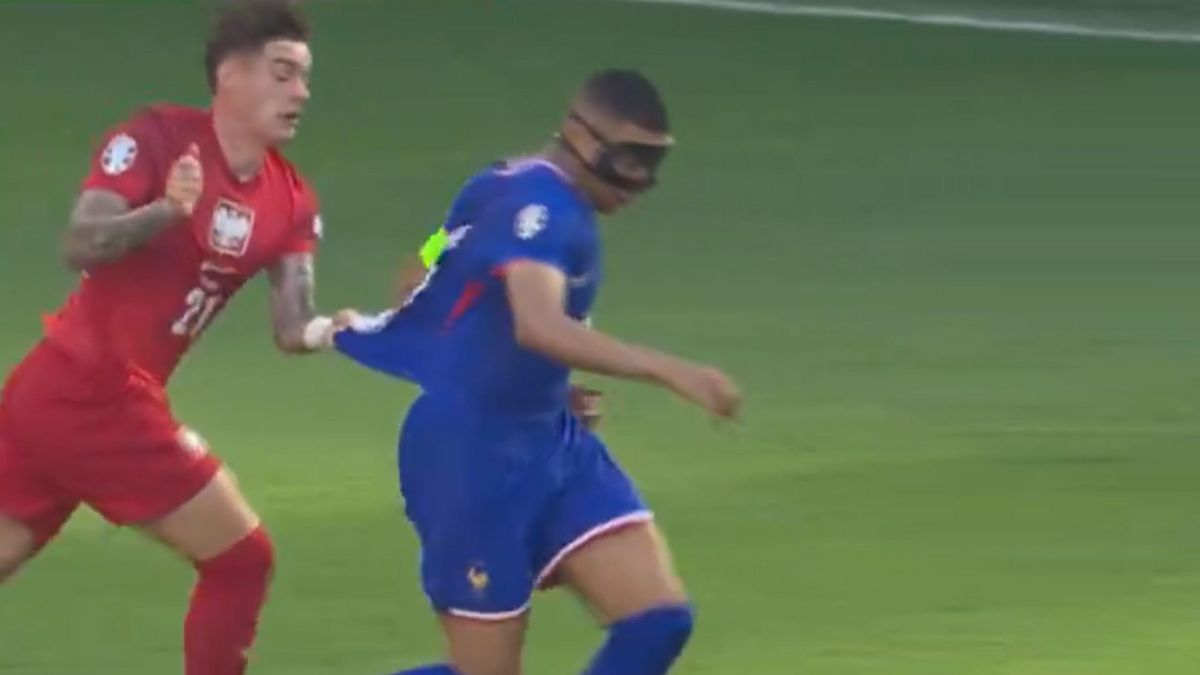 TVP Sport / Zalewski nieprzepisowo powstrzymał Mbappe