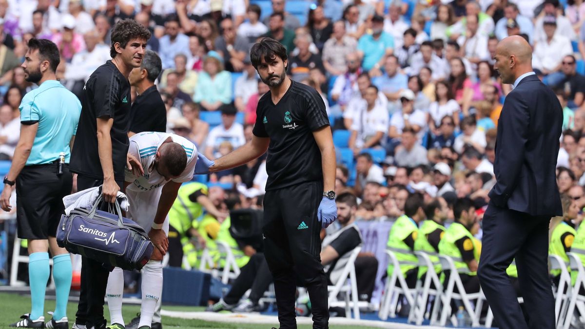 Zdjęcie okładkowe artykułu: Materiały prasowe / Kiko Huesca / Na zdjęciu: Karim Benzema za linią boczna boiska