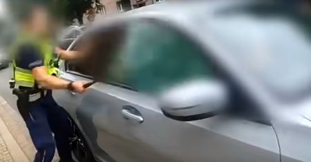 Policjantki wybiły szybę. Kierująca BMW wzywała pomocy przechodniów