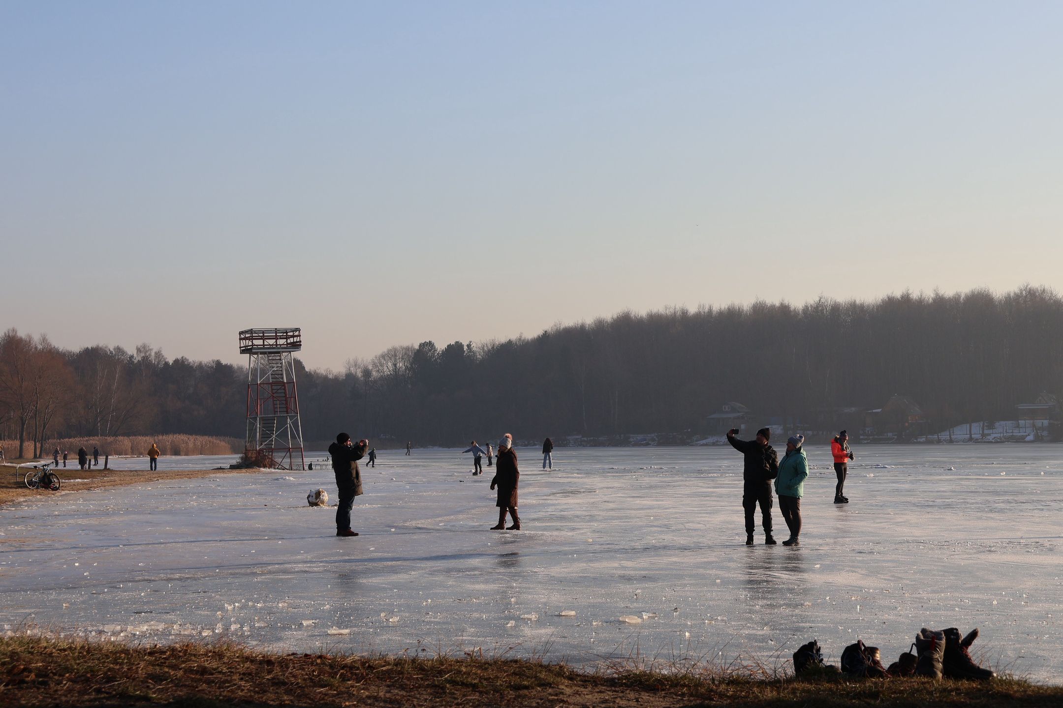 Zamarznięte jezioro jak plac zabaw. Wędki, łyżwy i zdjęcia