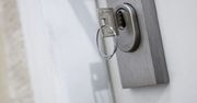 Wyjął drzwi najemcy. Zdjęcie rozeszło się po sieci. Oto co mówi prawo