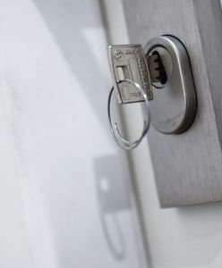 Wyjął drzwi najemcy. Zdjęcie rozeszło się po sieci. Oto co mówi prawo