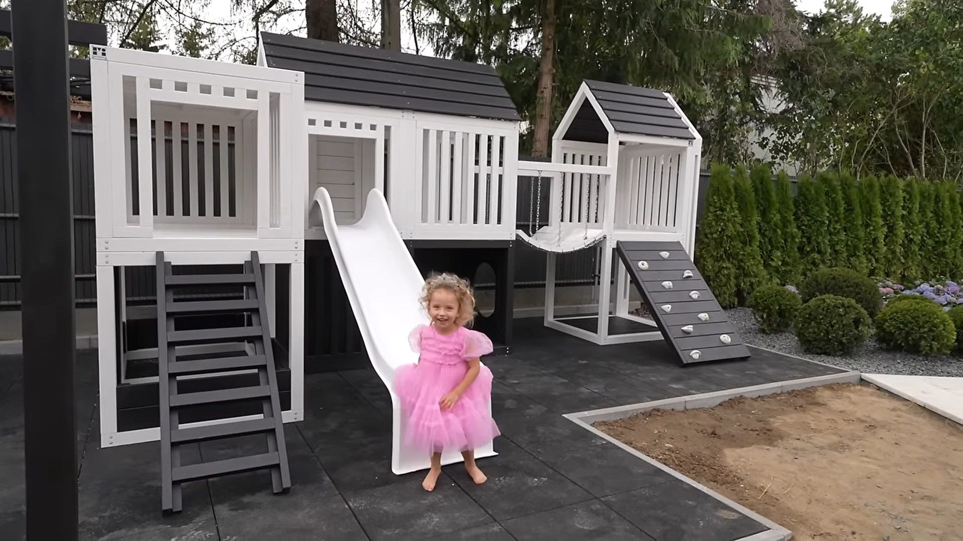 Andziaks oprowadziła widzów po placu zabaw