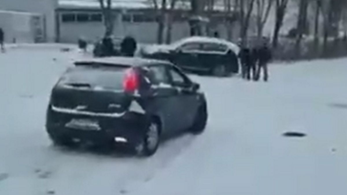 Kierowca fiata nie poradził sobie w trudnych warunkach