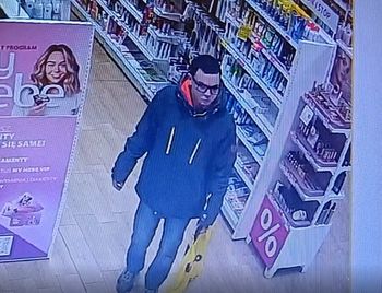 Policjanci z Bydgoszczy proszą o pomoc w identyfikacji złodzieja. Ukradł towar za 3 tys. złotych