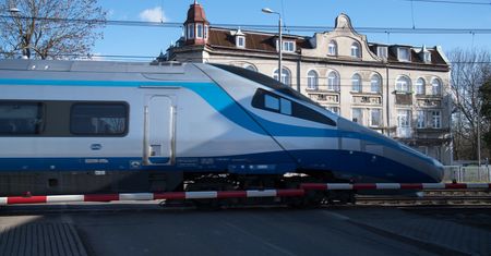 Leżał pijany na torach. Przejechał nad nim Pendolino