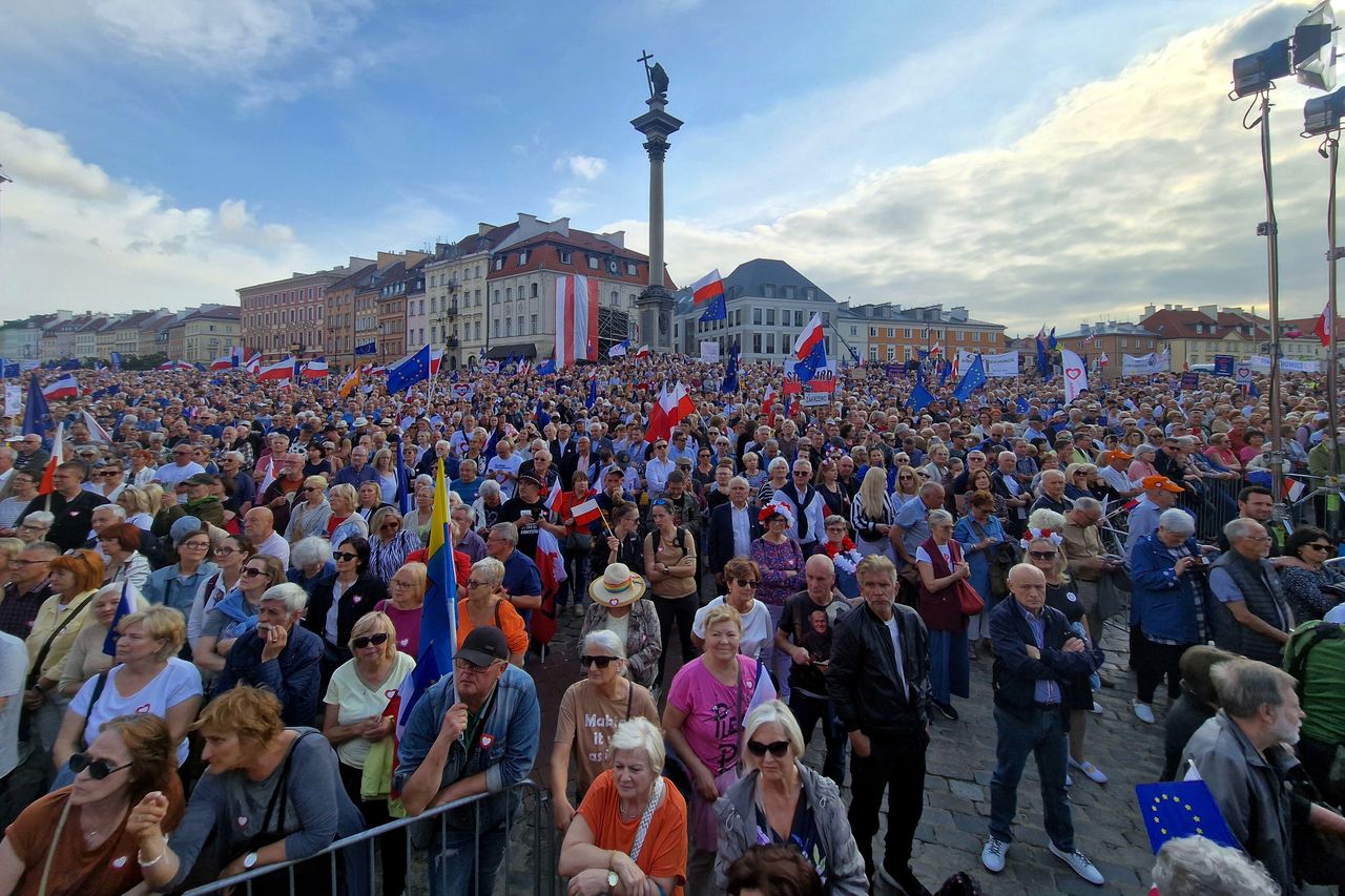 Incydent na Placu Zamkowym. Na wiec przyszli nie tylko zwolennicy Tuska