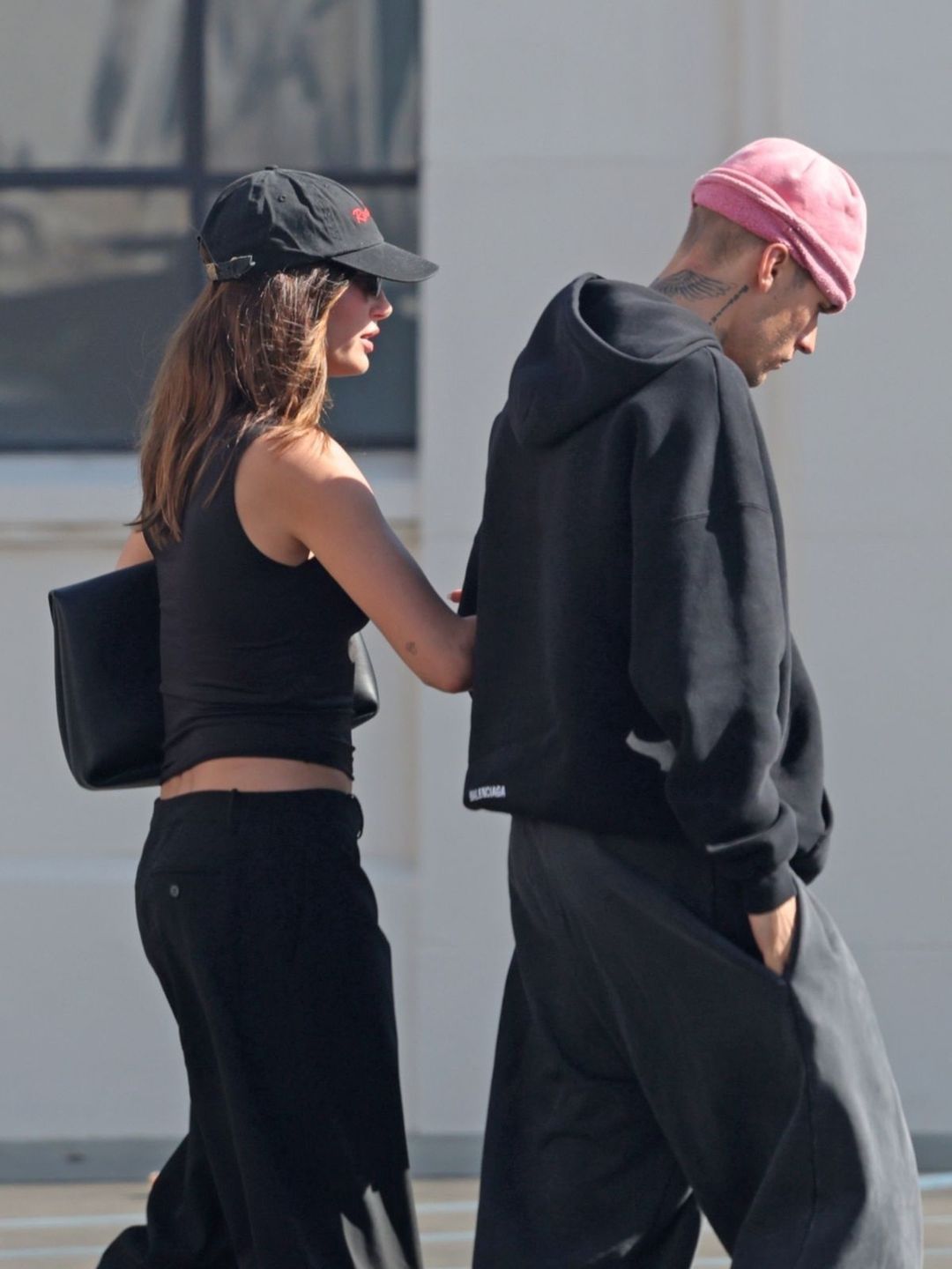 Bieberowie maszerują pod rękę do restauracji 