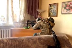 Zabija Rosjan z opuszczonego mieszkania. Snajper nagrany w akcji