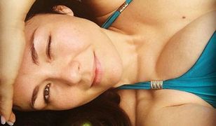 "M jak miłość": Kasia Cichopek bez makijażu kusi obłędnym biustem