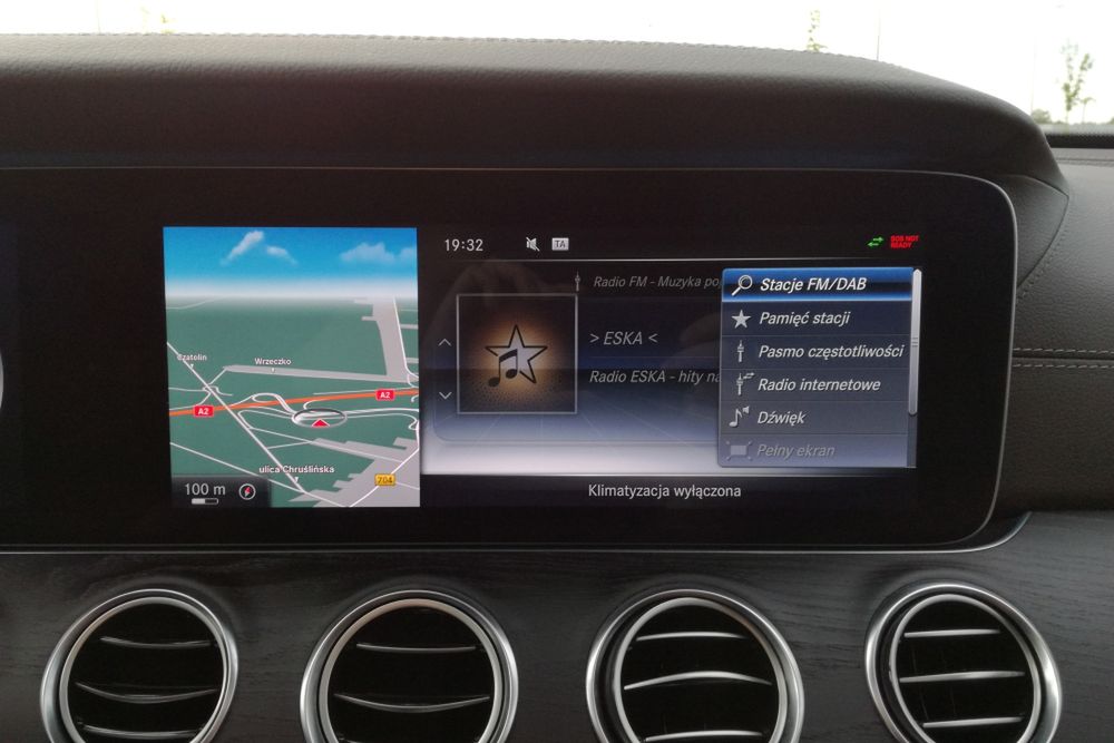 System infotainment w Mercedesie E220d.