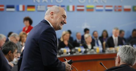 Macierewicz o ministrze obrony Francji: pozdrowiliśmy się przez stół