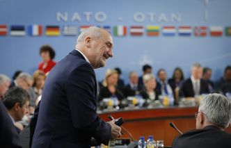 Macierewicz o ministrze obrony Francji: pozdrowiliśmy się przez stół