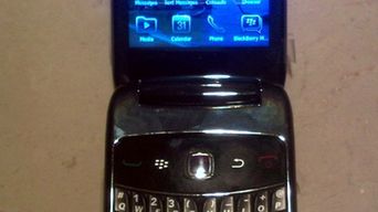 BlackBerry 9670 o budowie klapki z klawiaturą QWERTY 1