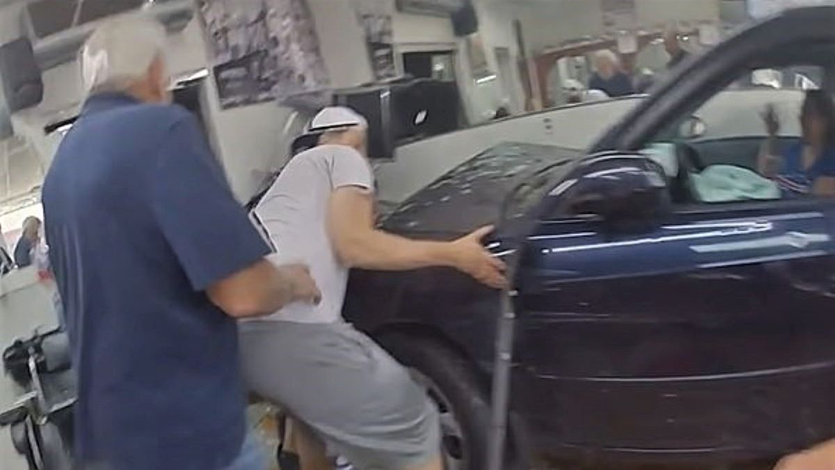 Świadkowie pomogli dziewczynce po wypadku 