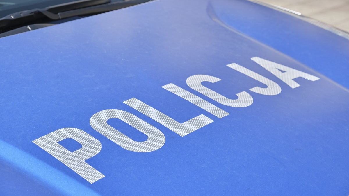 napis policja na radiowozie