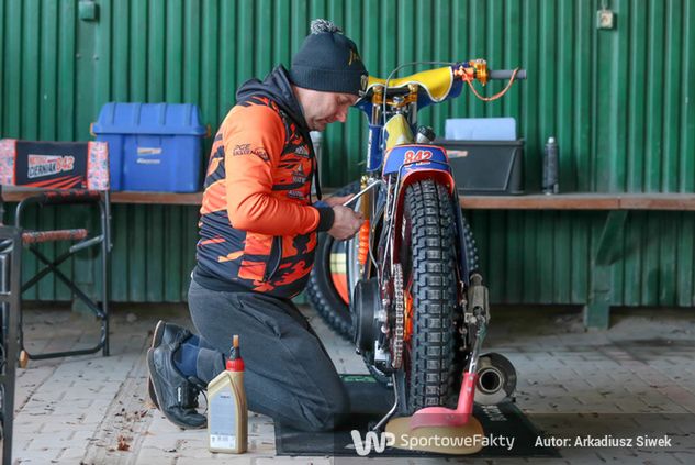 Paweł Baran przy motocyklu Mateusza Cierniaka