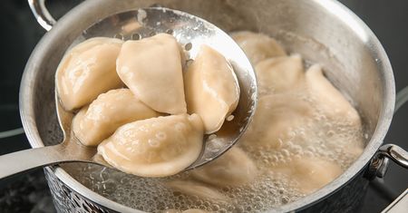 Jak ugotować zamrożone pierogi? Trzymaj się tych zasad, inaczej się rozpadną i będą do wyrzucenia
