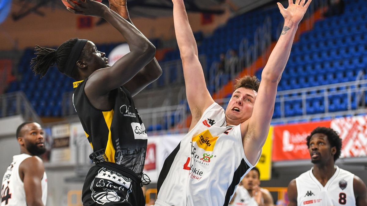 PAP / Wojtek Jargiło / Na zdjęciu: Nuni Omot (z piłką) i Damian Jeszke