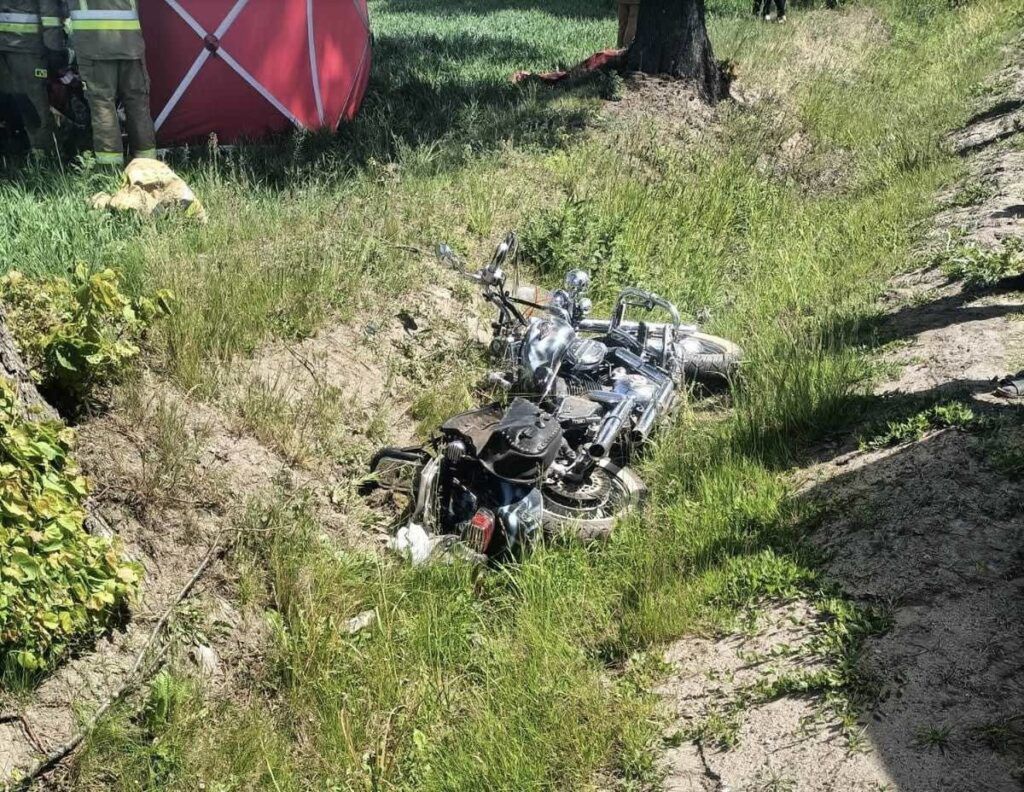 Motocyklista uderzył w betonowy przepust i wpadł do rowu. Trwa reanimacja kierującego