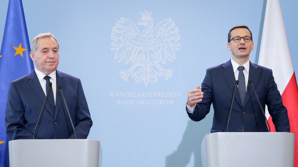 Premier Mateusz Morawiecki oraz minister rolnictwa Henryk Kowalczyk wystąpili na wspólnej konferencji prasowej. Zdjęcie ilustracyjne