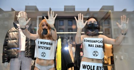 Black Friday 2020. Nagi protest we Wrocławiu. Aktywistki wdarły się do sklepu, interweniowała policja