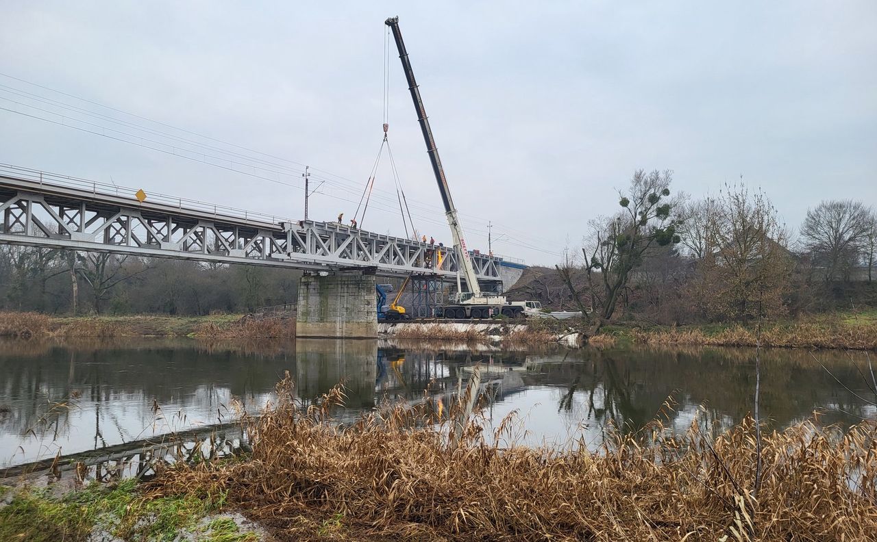 Montaż drugiej "nitki" na moście w Obornikach. 