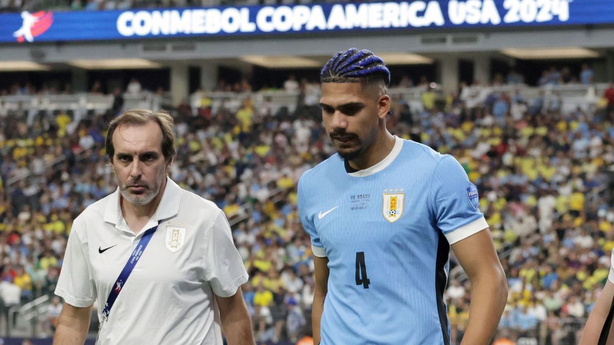 Getty Images / Ethan Miller / Na zdjęciu: Ronald Araujo kontuzjowany w meczu Copa America