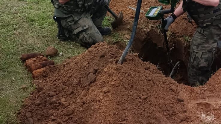Wykopywanie pocisków artyleryjskich