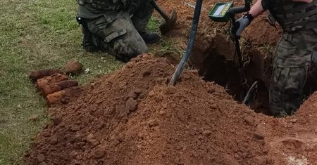 Kopali dół na cmentarzu. Groźne odkrycie na Mazurach