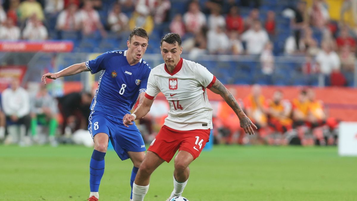 PAP / Michał Meissner / Na zdjęciu: Piłkarz reprezentacji Polski Jakub Kiwior (P) i Nikita Motpan (L) z Mołdawii 