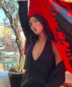 Dua Lipa pozuje z albańską flagą. Ma dwa powody do radości