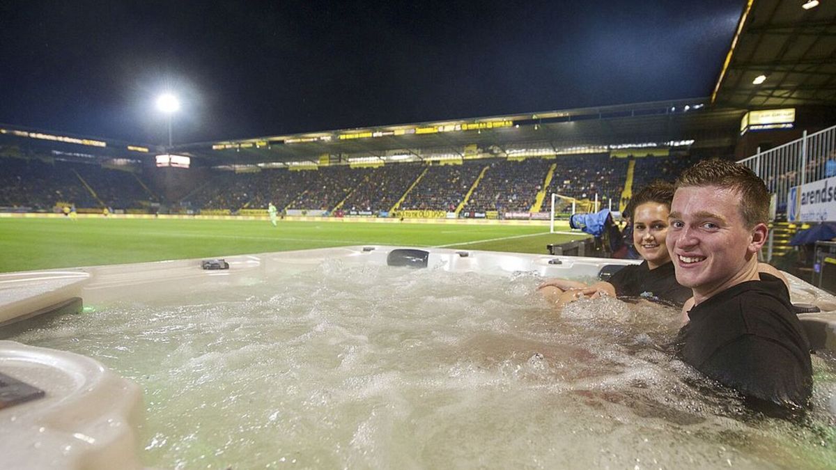 Zdjęcie okładkowe artykułu: Getty Images / VI Images / kibice śledzący spotkanie w jacuzzi