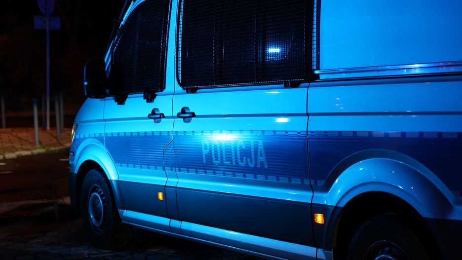 DAREK11
akcja, noc, alarmowo, policja, polska, sygnalizator, pojazd uprzywilejowany, dach, korek, ruch, drogowy, wieczór, ciemno, mokro, mandat, kara, niebieski, czerwony, na sygnale, po deszczu, samochód, korki, zator, kontrola, niebieskie, pomoc, na ulicy, policjantka, blokada, ulicy, prewencja, policjant, patrol nocny, miasto, regulacja ruchem, drogówka, gliny, ilustracja, furgonetka
