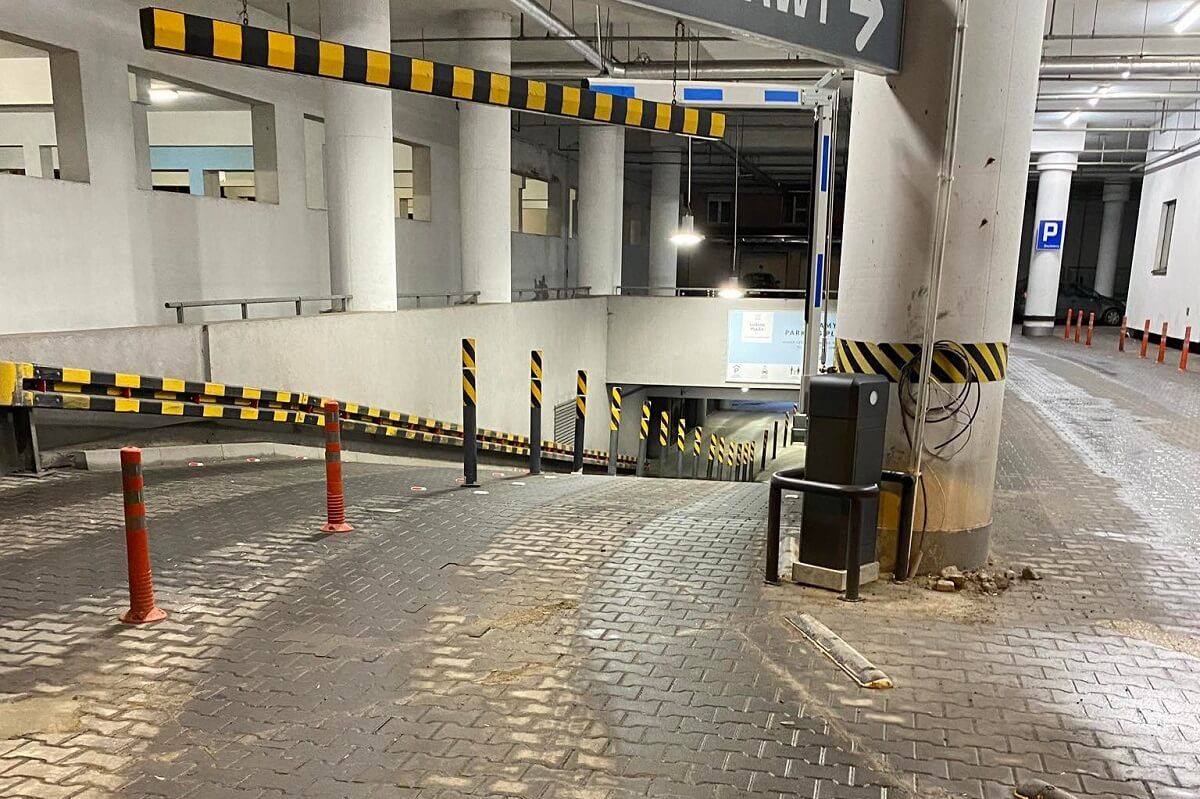 Problematyczny wjazd na parking CH Lublin Plaza przez nowy system parkingowy
