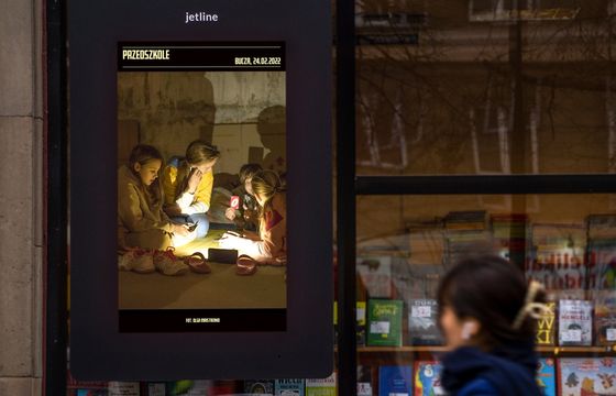 Jet Line i Warexpo pokazują na swoich nośnikach fotografie z Buczy