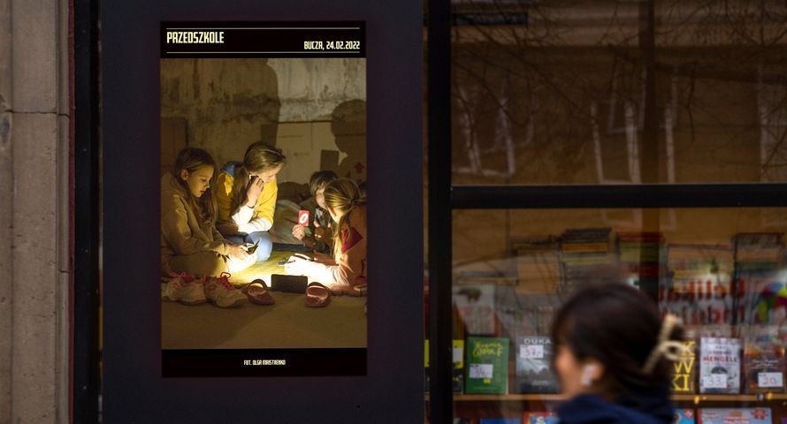 Jet Line i Warexpo pokazują na swoich nośnikach fotografie z Buczy