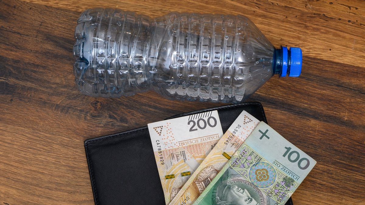 plastikowa hutelka, plastikowa, butelka zwrotna, kaucja, system kaucyjny, cena, koszt, pln, polska, europa, kaucja za butelki, kaucja za butelki plastikowe, plastik, zwrot, paragon, kasa, gotówka, odpad, segregacji odpadów, pusta butelka, plastiki, plastikowe odpady, pusta butelka. butelka po wodzie, butelka po soku, butelka po napoju, wydatek, koszt wody, cena wody, droga woda, podwyżka, finanse