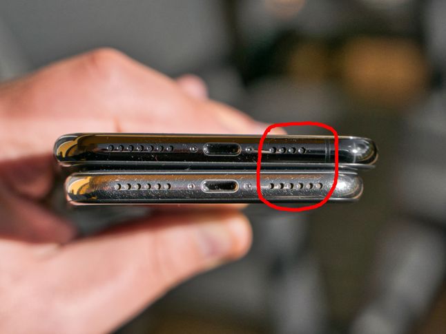 iPhone XS Max (u góry) ma mniej symetryczny spód niż iPhone X (na dole)
