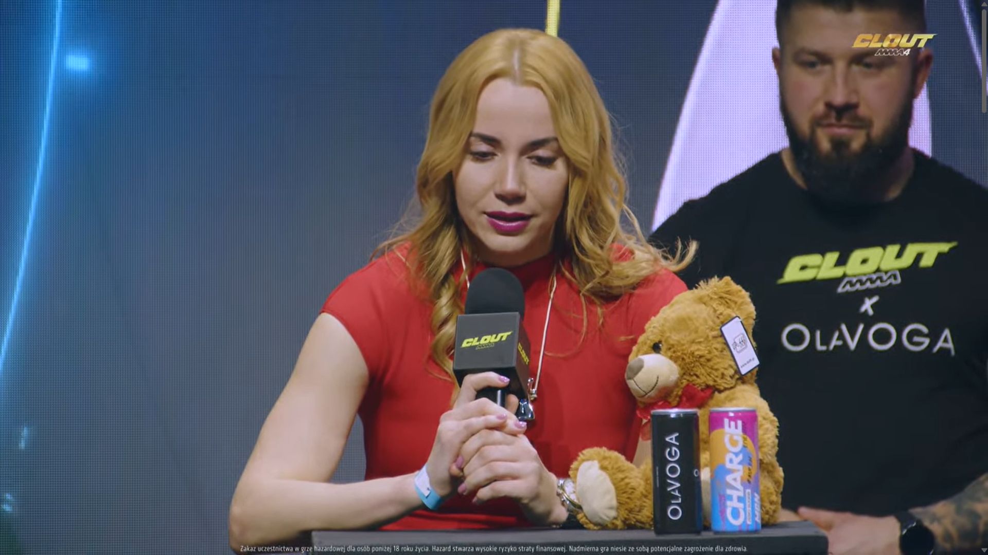 Pojednawczy gest na konferencji Clout MMA