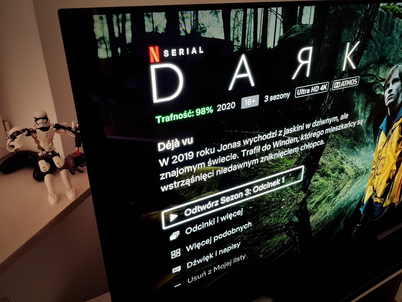 Serial "Dark" obsługuje Dolby Atmos na Netflix. Jeśli widzimy takie logo, to znaczy, że zarówno materiał został stworzony w Atmosie, jak i nasz sprzęt potrafi to odtworzyć.