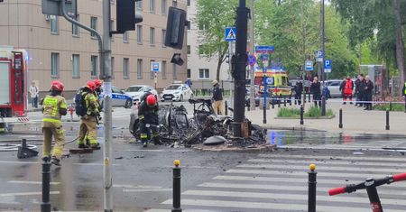 Jedyna sztuka w Polsce. Luksusowe auto spłonęło w centrum Warszawy